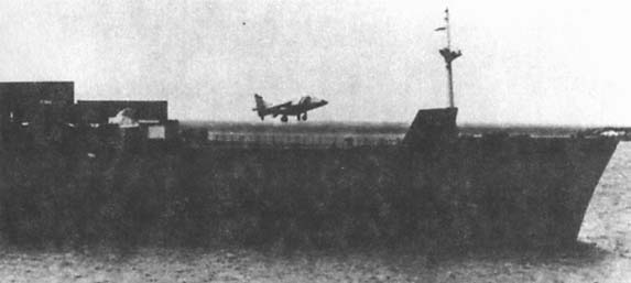 Истребитель-бомбардировщик харриер взлетает с палубы контейнеровоза 
